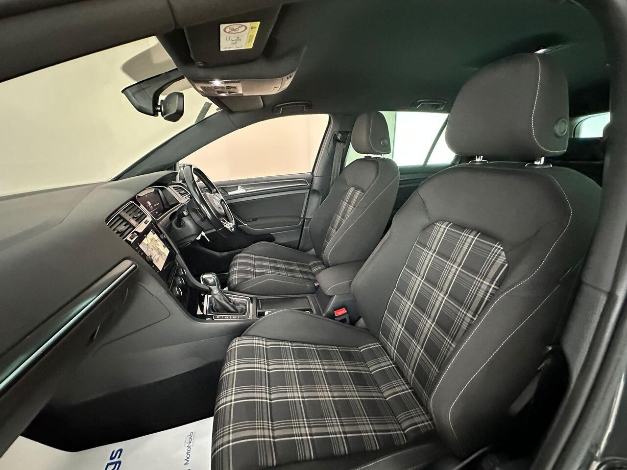 Volkswagen Golf YC68KGE