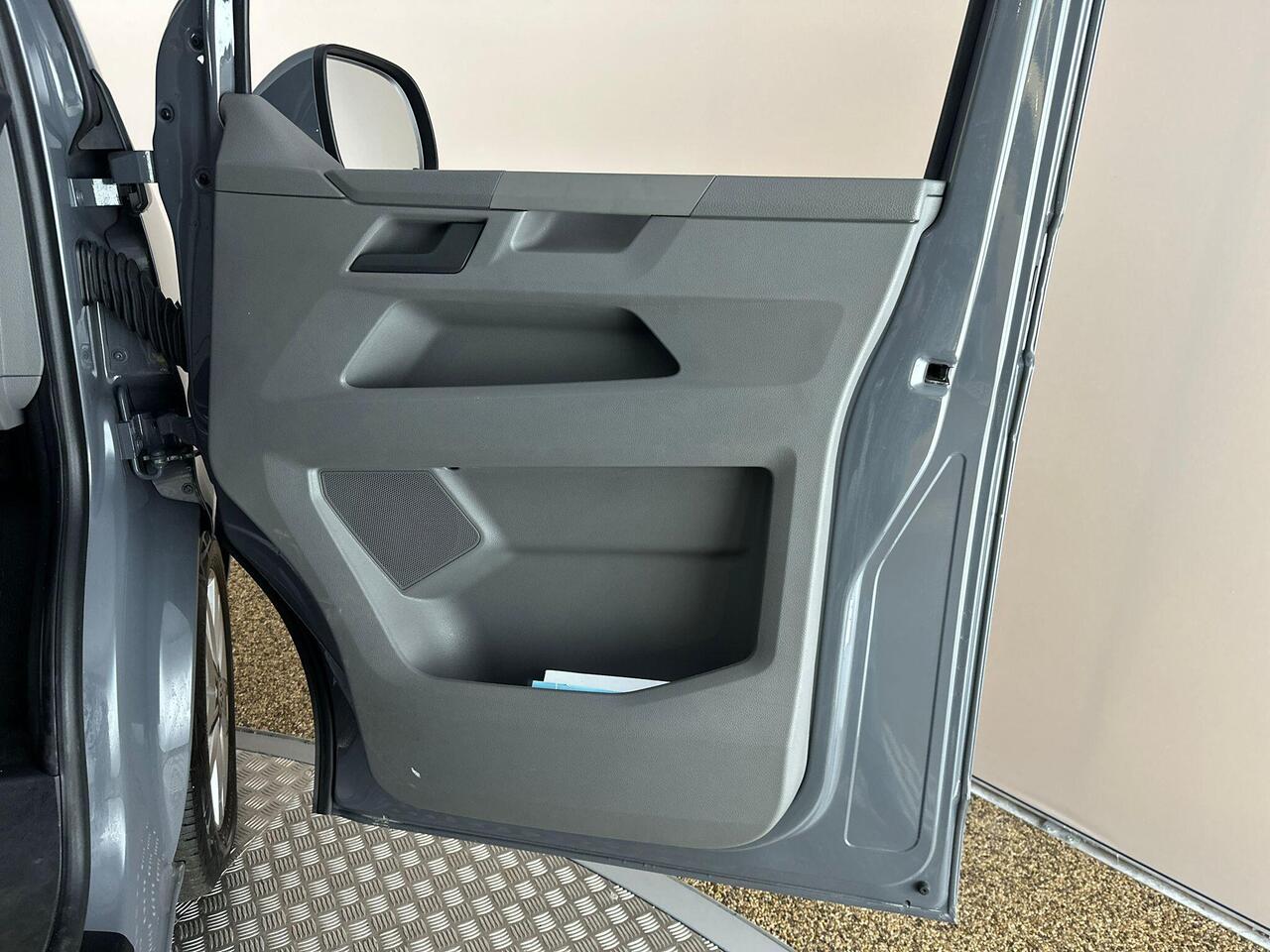 Volkswagen Transporter YR74XZU