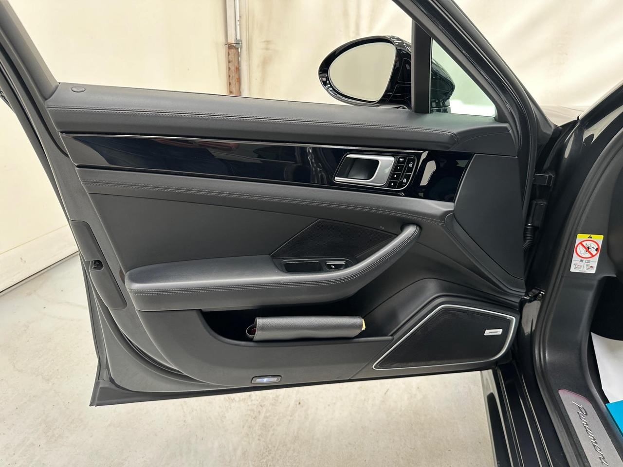 Porsche Panamera LN69UYK