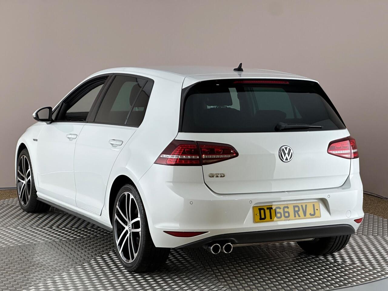 Volkswagen Golf DT66RVJ