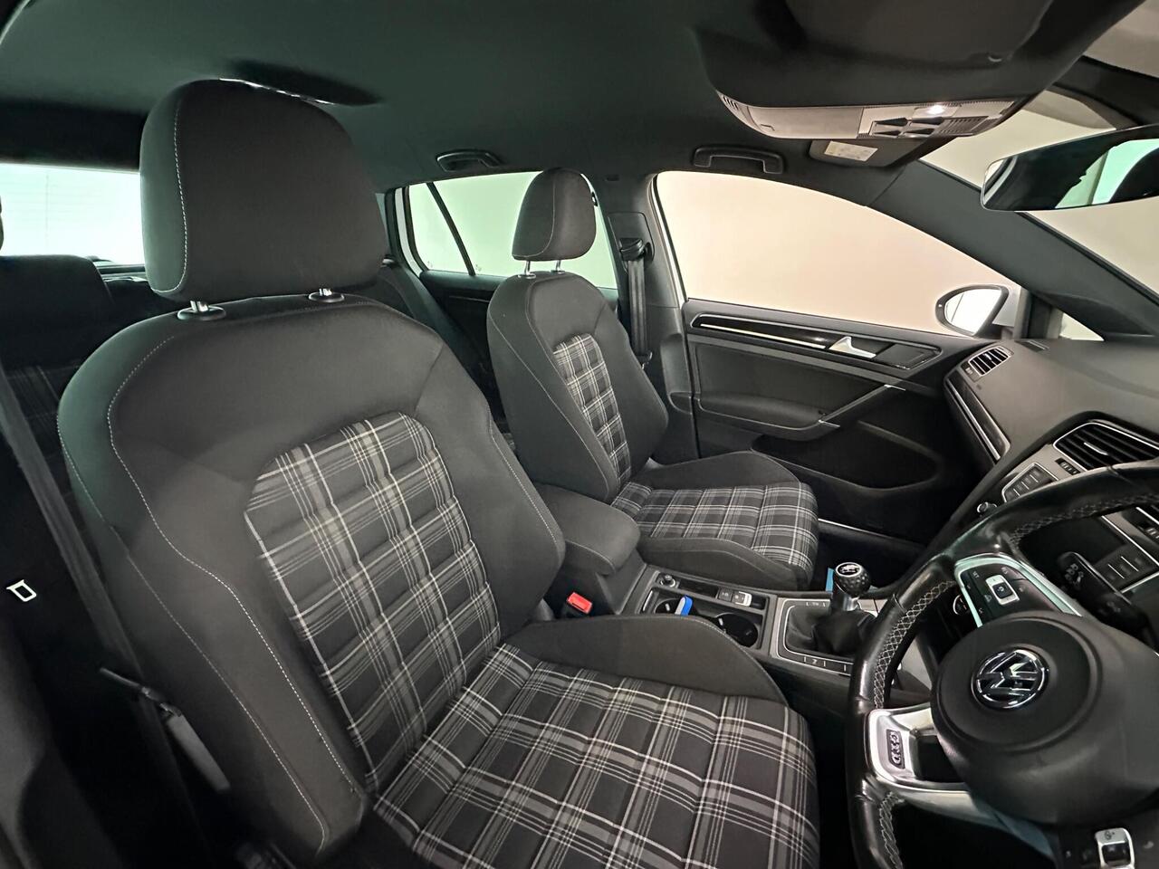 Volkswagen Golf DT66RVJ