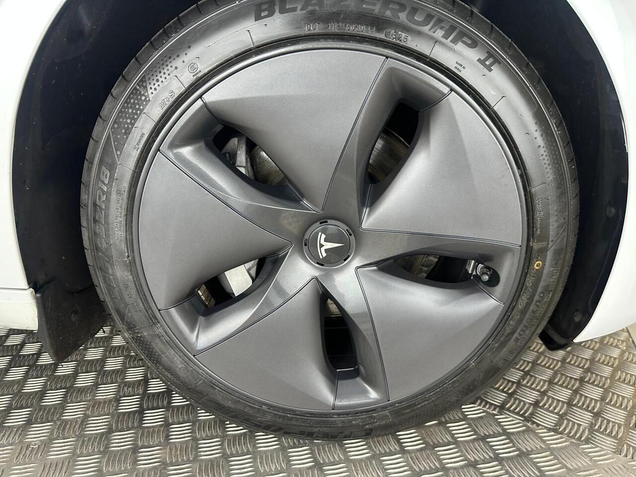 Tesla Model 3 AF72UYZ