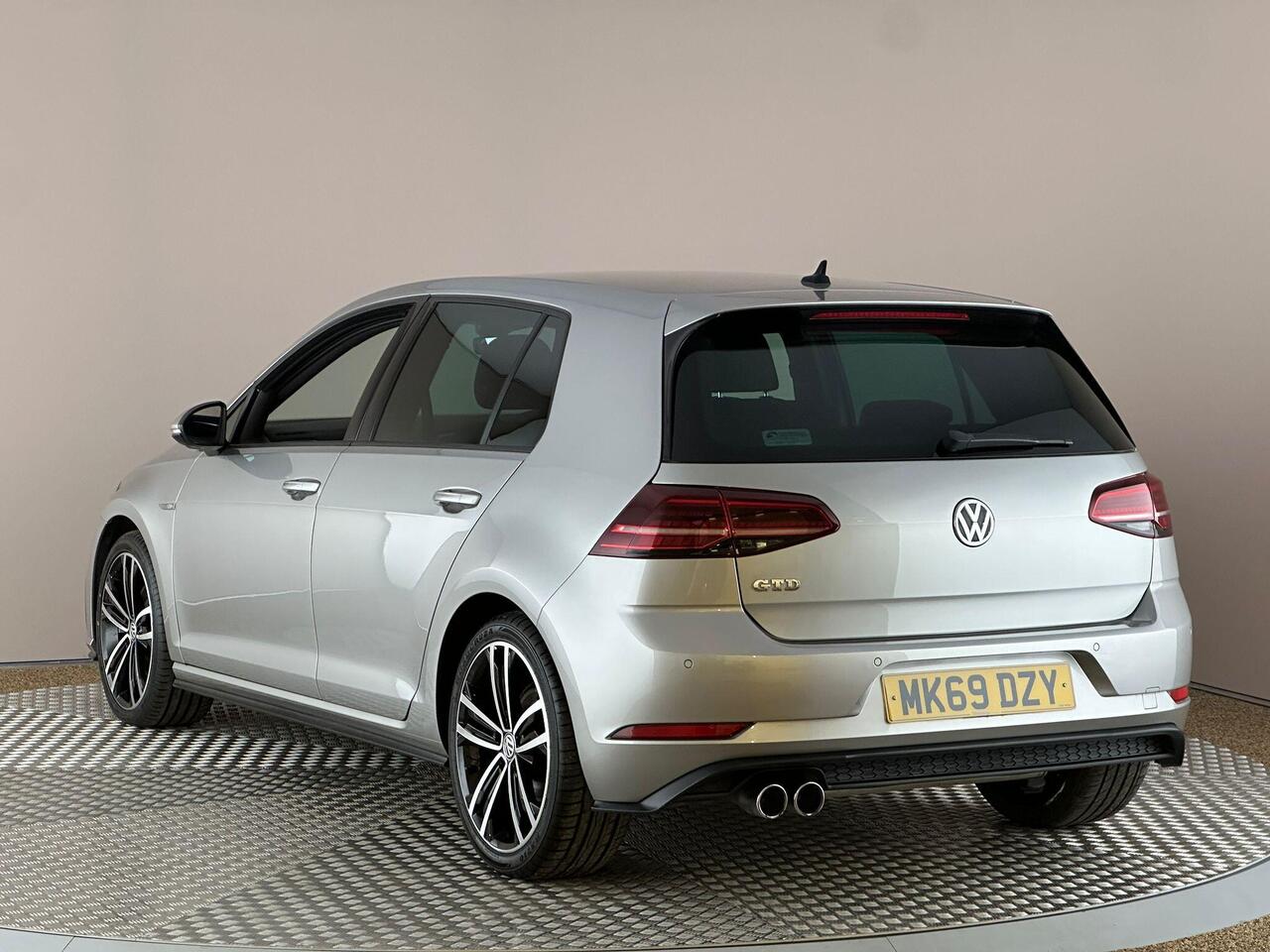 Volkswagen Golf MK69DZY