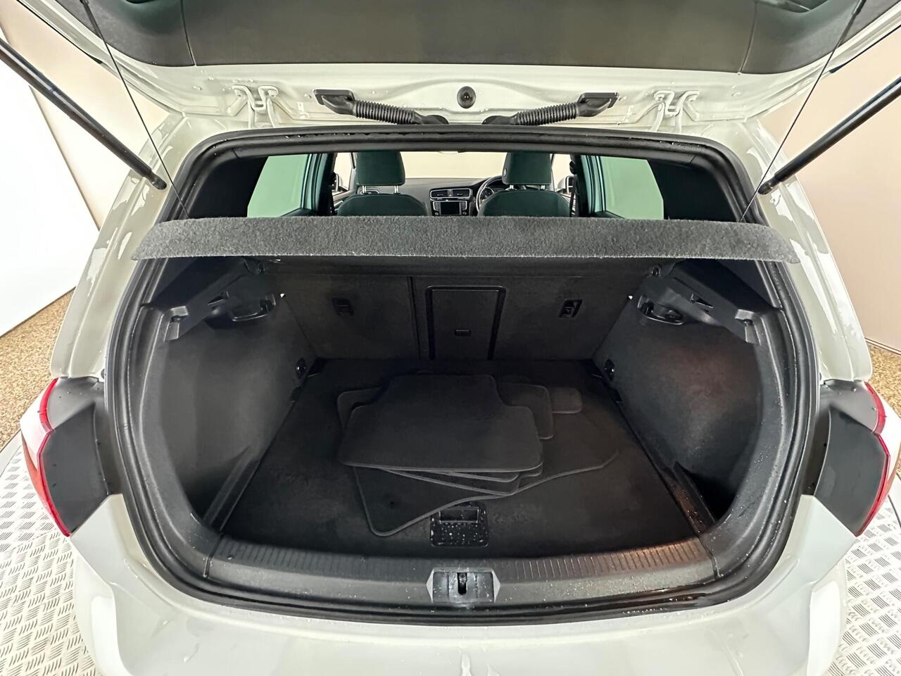 Volkswagen Golf DT66RVJ