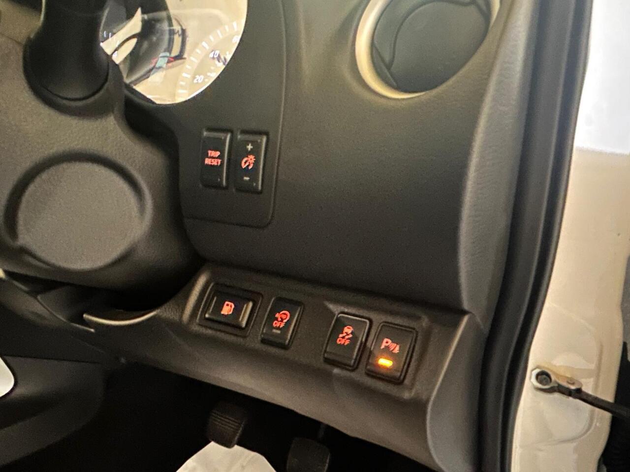 Nissan Navara DN67XNW