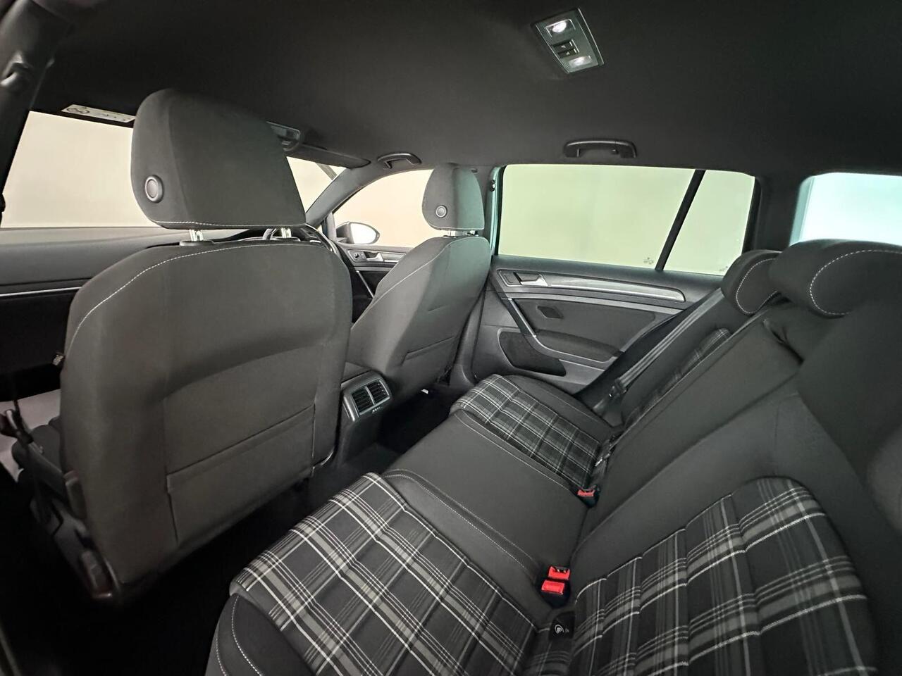 Volkswagen Golf YC68KGE