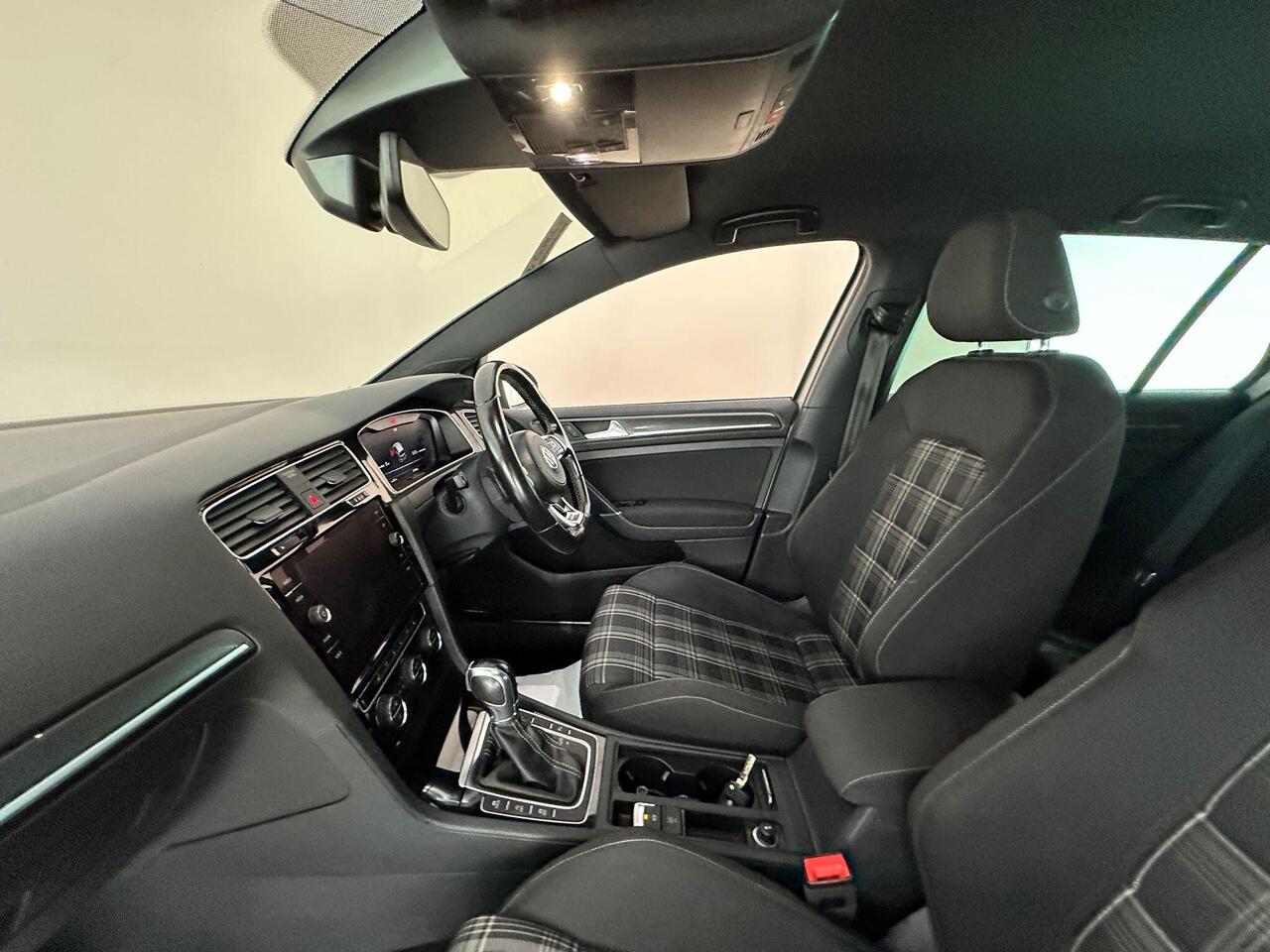 Volkswagen Golf MK69DZY