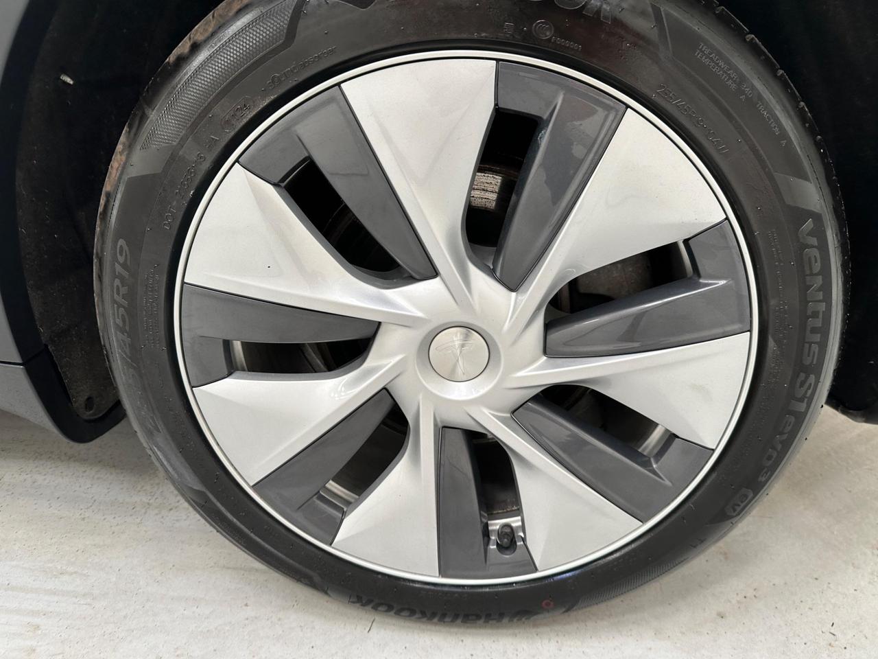 Tesla Model Y AJ22CZU