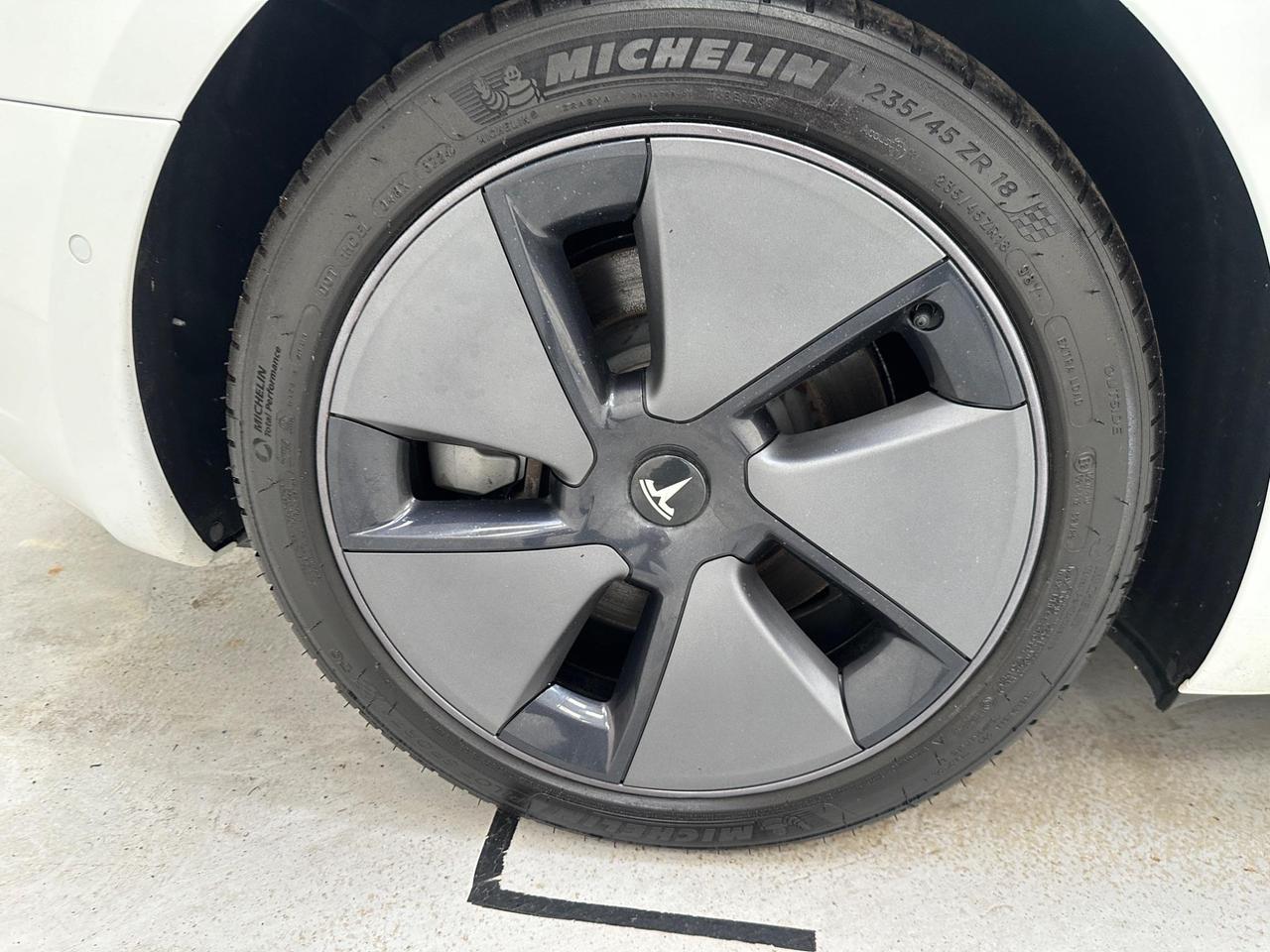 Tesla Model 3 YH21MYD