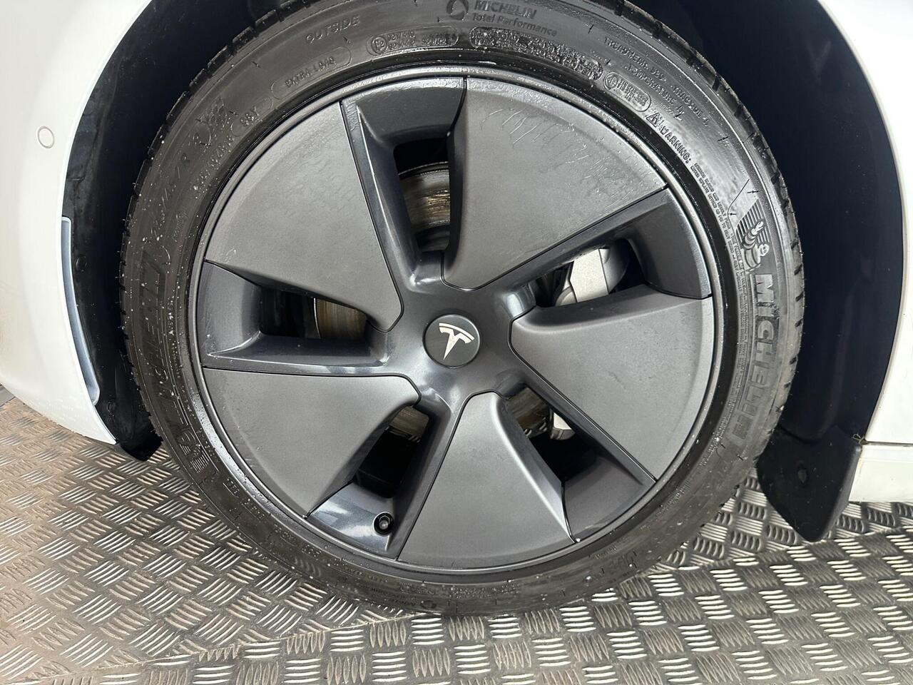 Tesla Model 3 AF72UUV