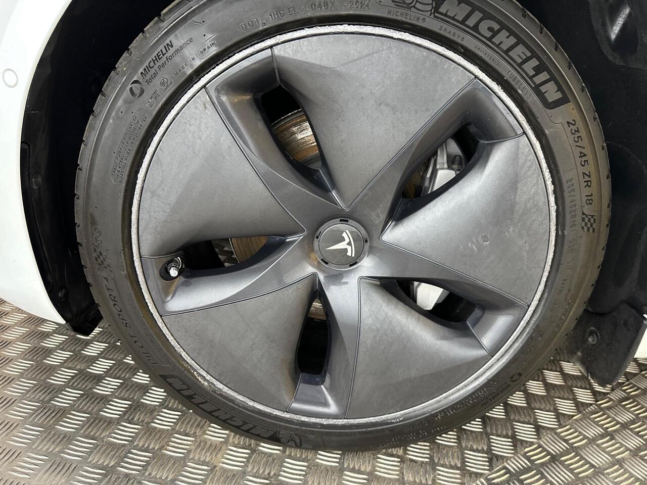 Tesla Model 3 AF72VRV