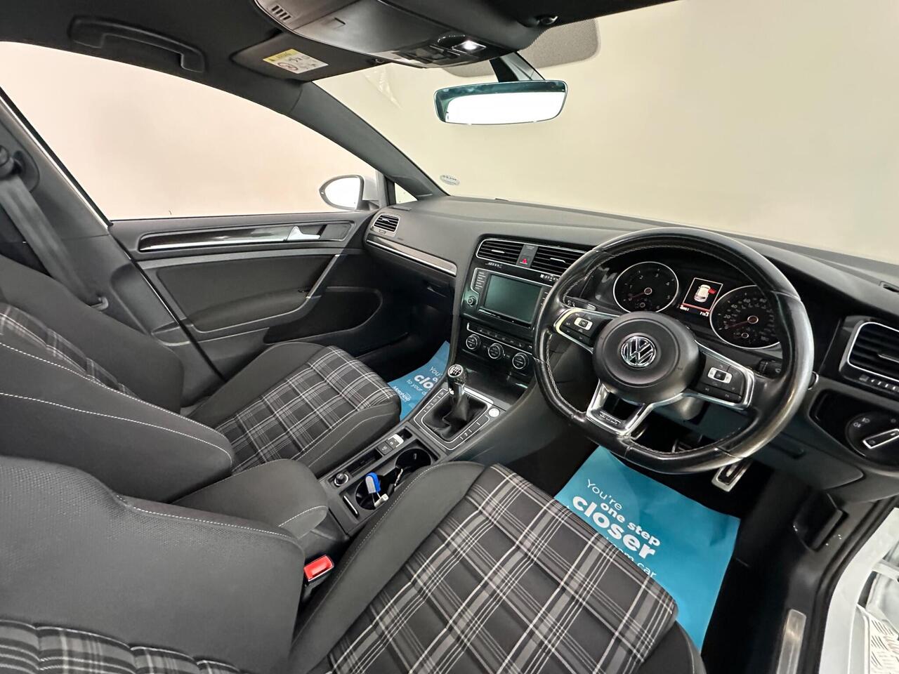 Volkswagen Golf DT66RVJ