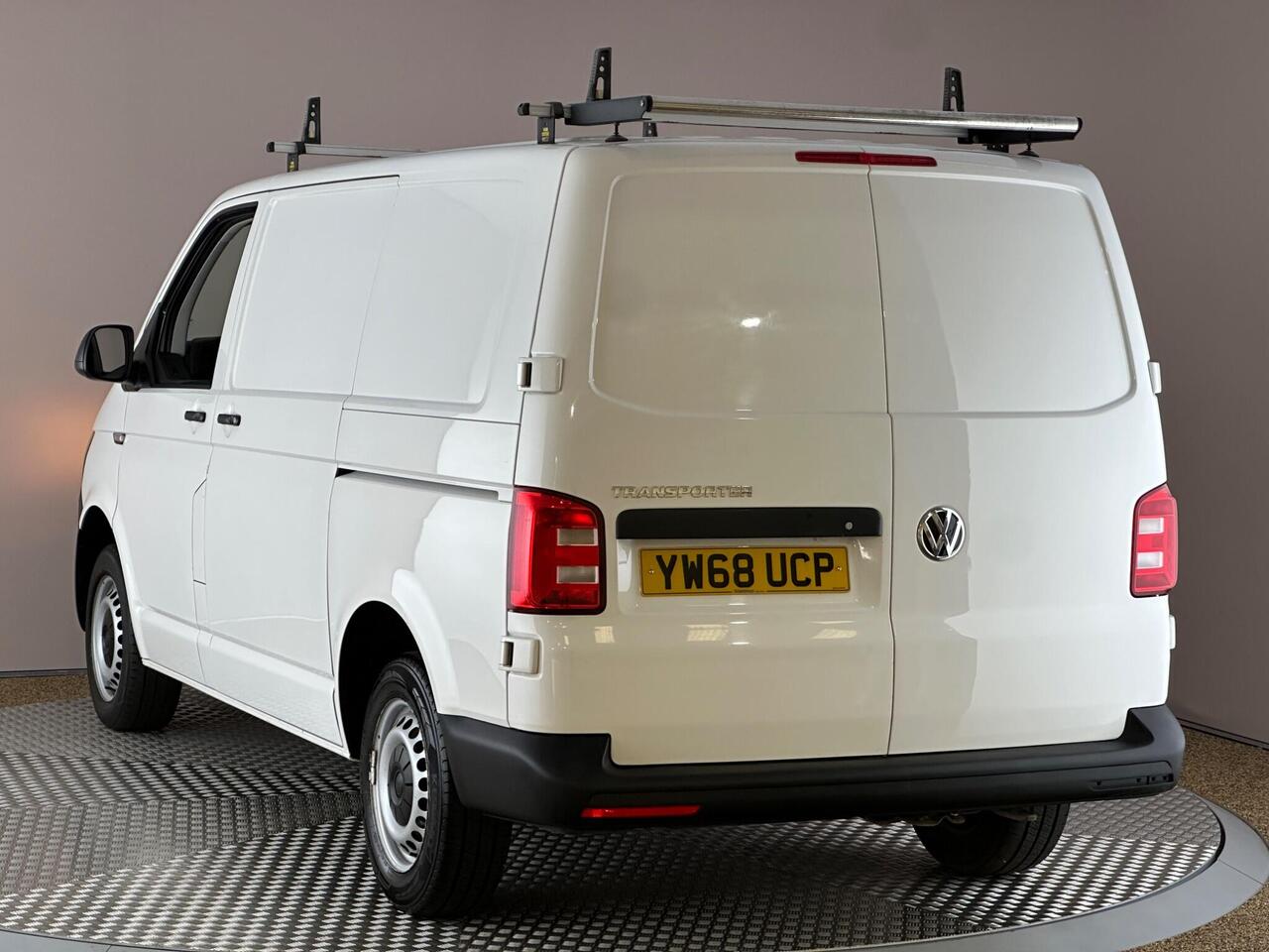 Volkswagen Transporter YW68UCP