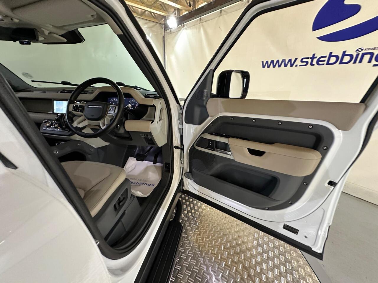Land Rover Defender 110 OY20YDU