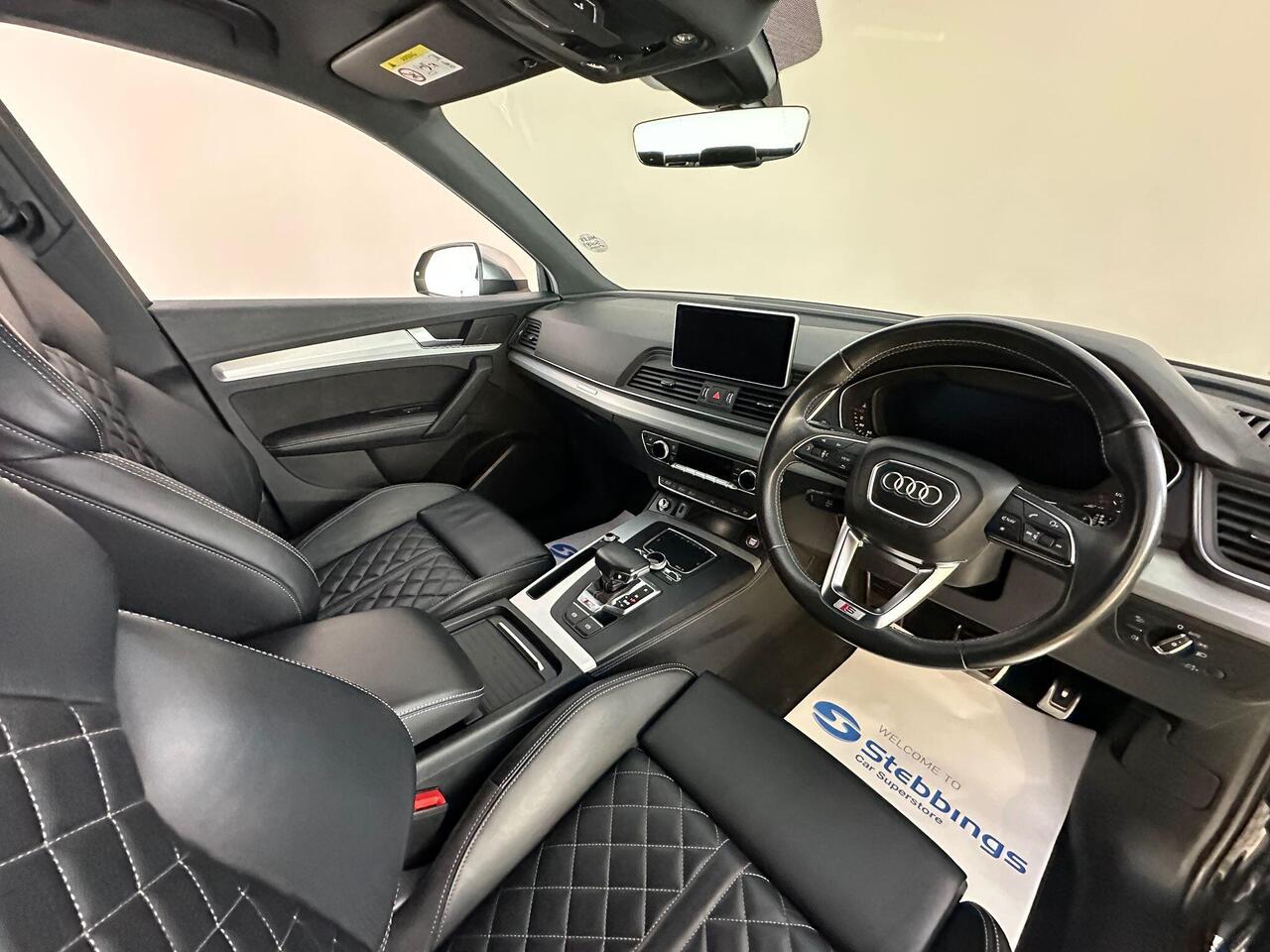 Audi SQ5 AE19UUX
