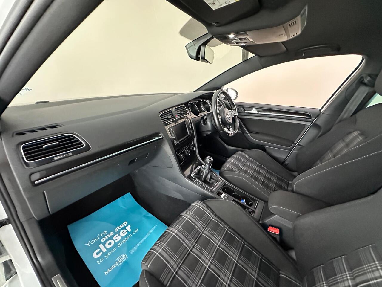 Volkswagen Golf DT66RVJ