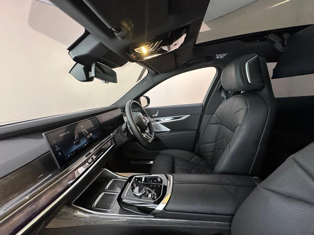 BMW i7 YF73FKE