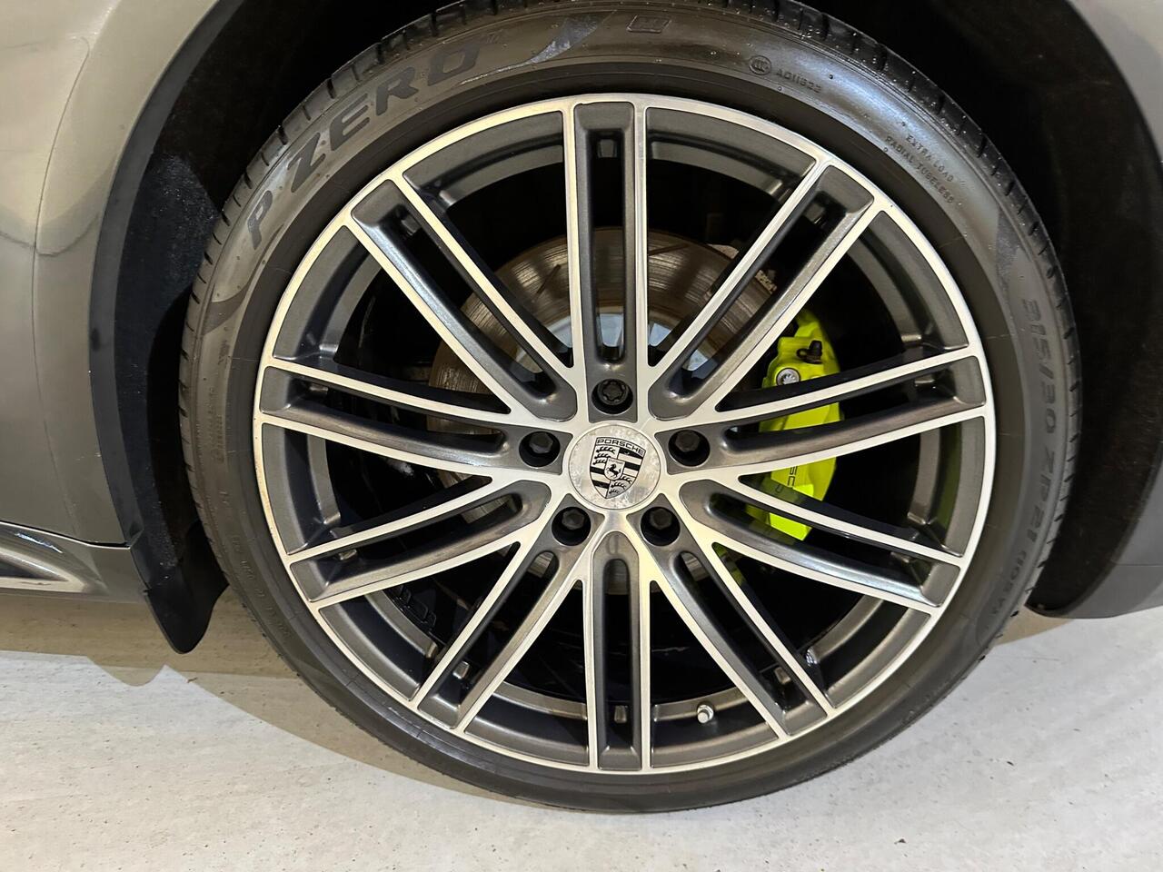 Porsche Panamera VU67KYG