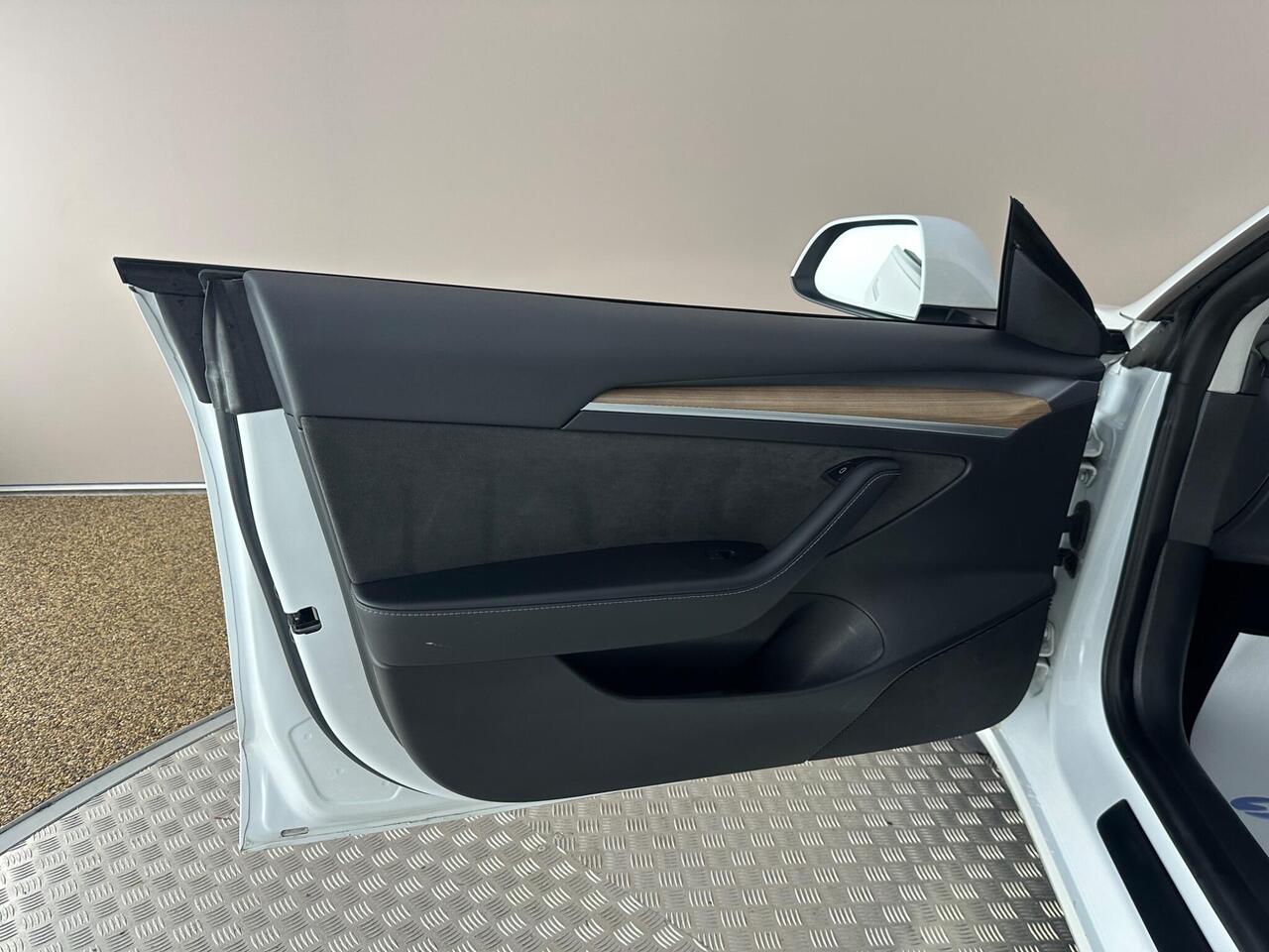 Tesla Model 3 AF72UUV