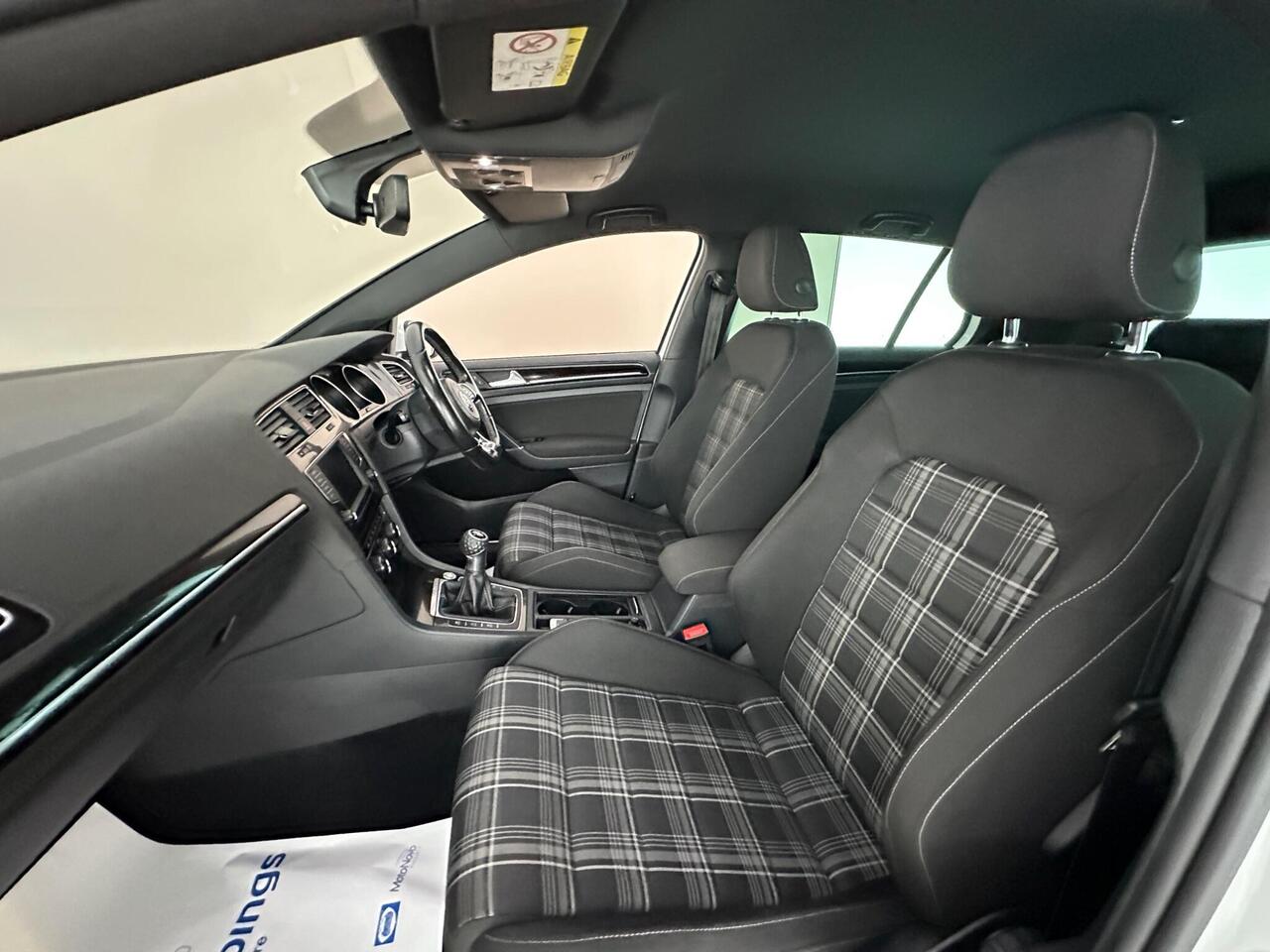 Volkswagen Golf DT66RVJ