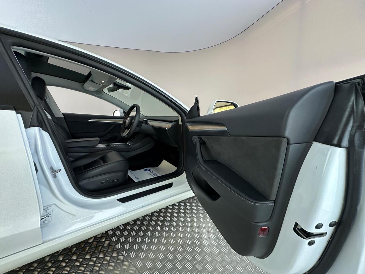 Tesla Model 3 AF22DGX