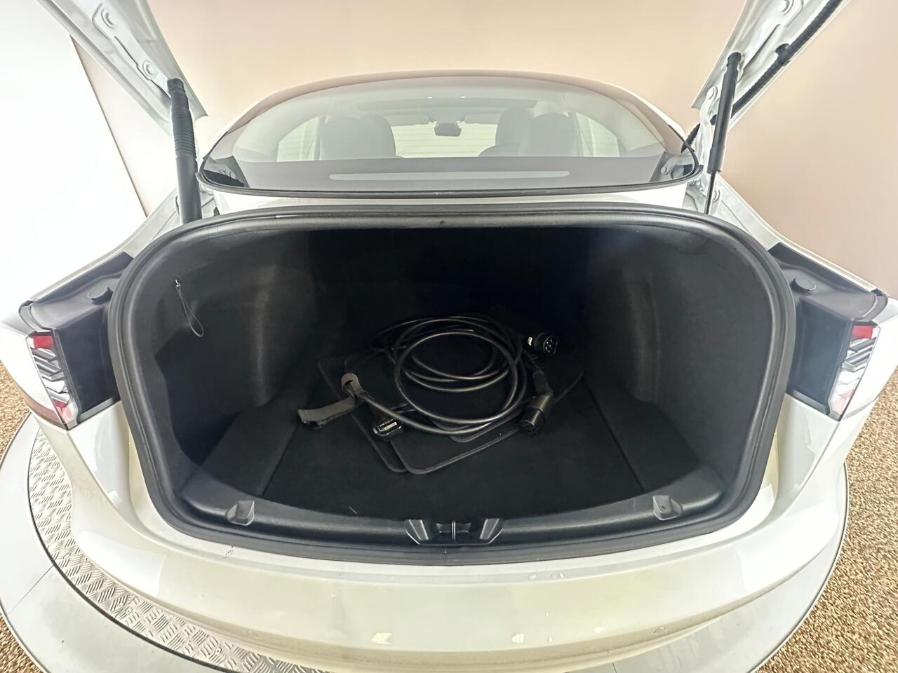 Tesla Model 3 AF72VVZ