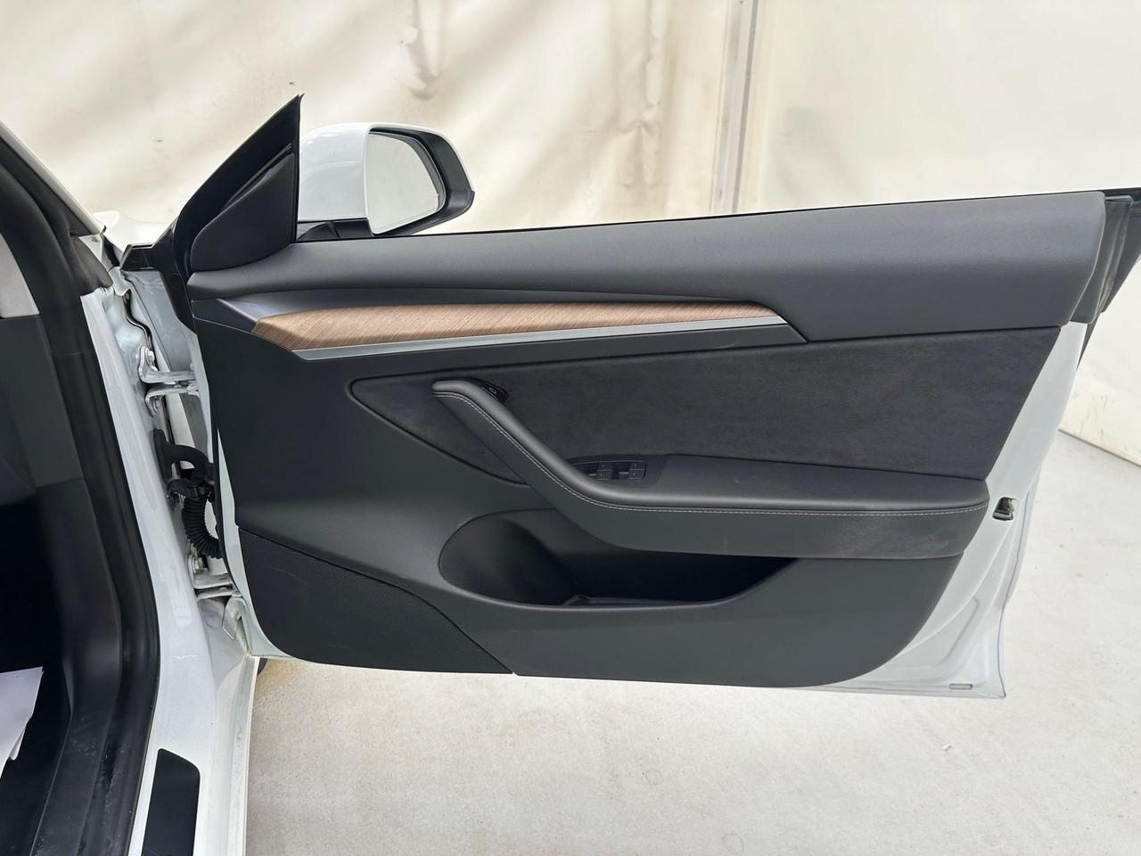 Tesla Model 3 YH21MYD