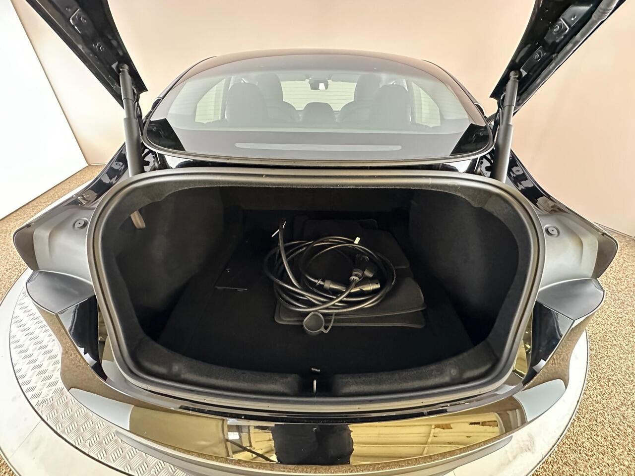 Tesla Model 3 LB74UKP