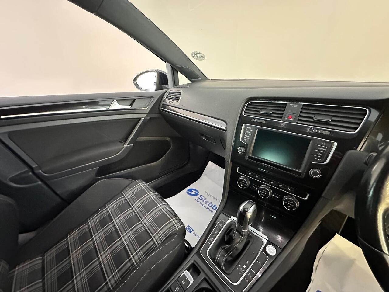 Volkswagen Golf MD66AXF