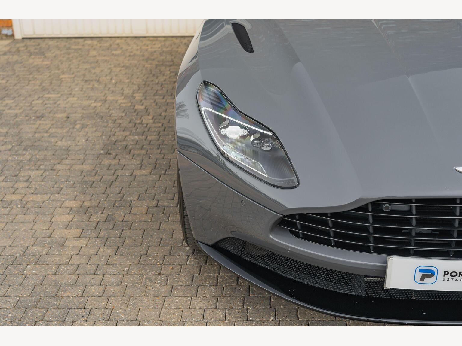 Aston Martin DB11 2021