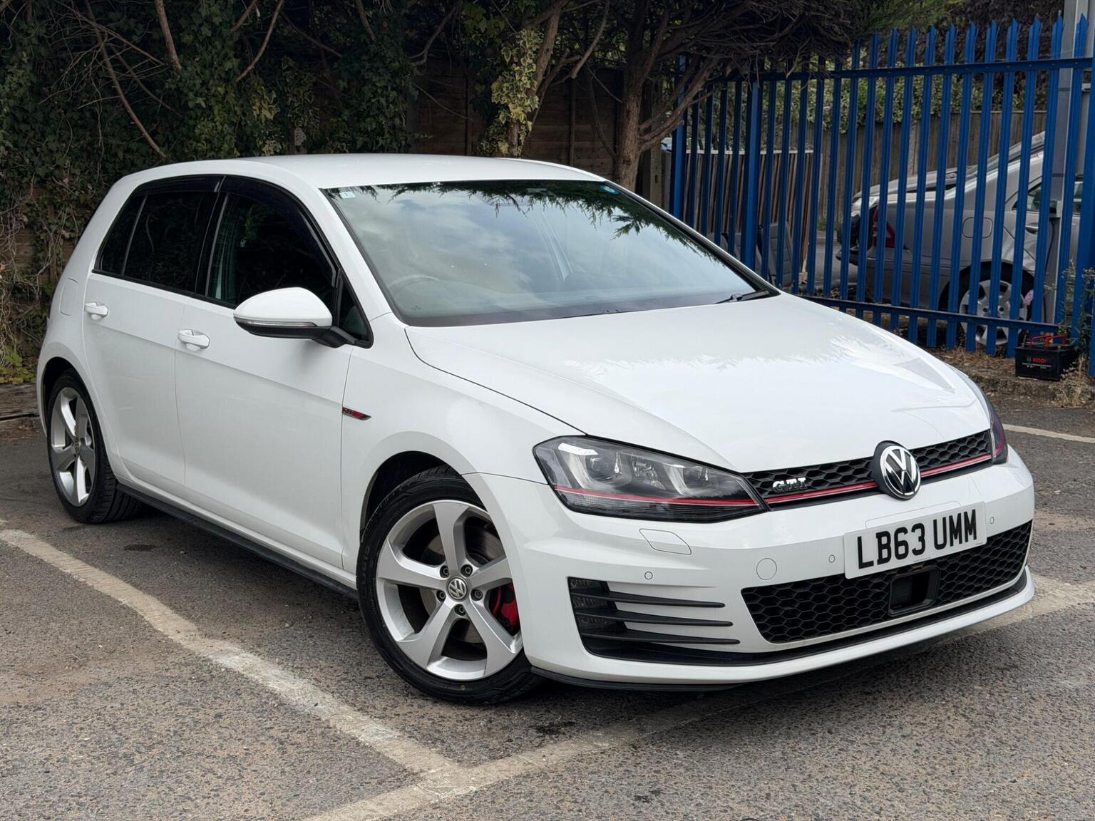 Volkswagen Golf: Front Right