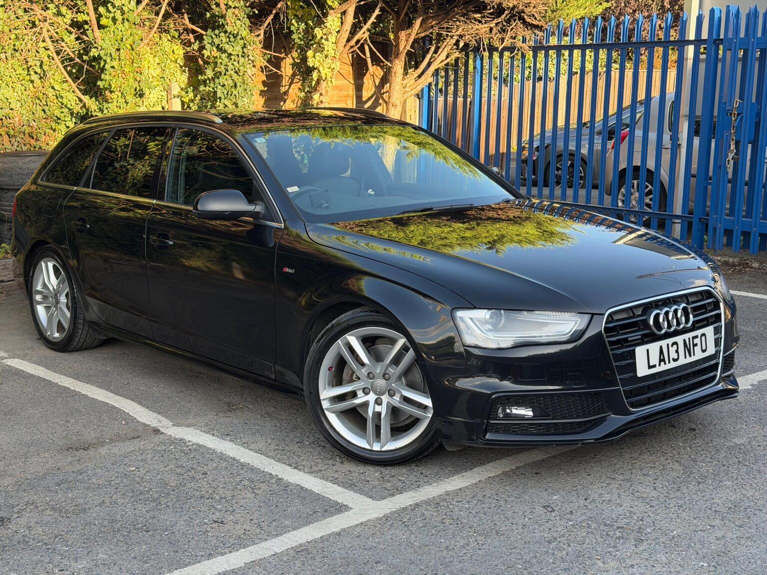 Audi A4 Avant: Front Right