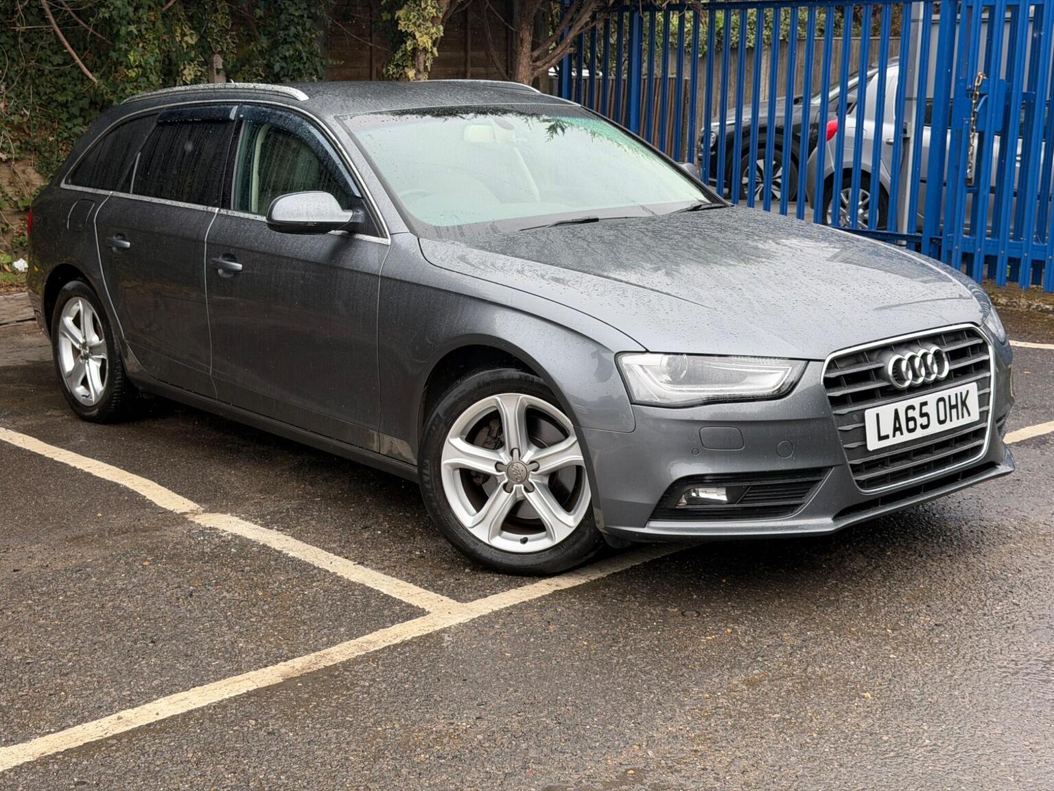 Audi A4 Avant: Front Right