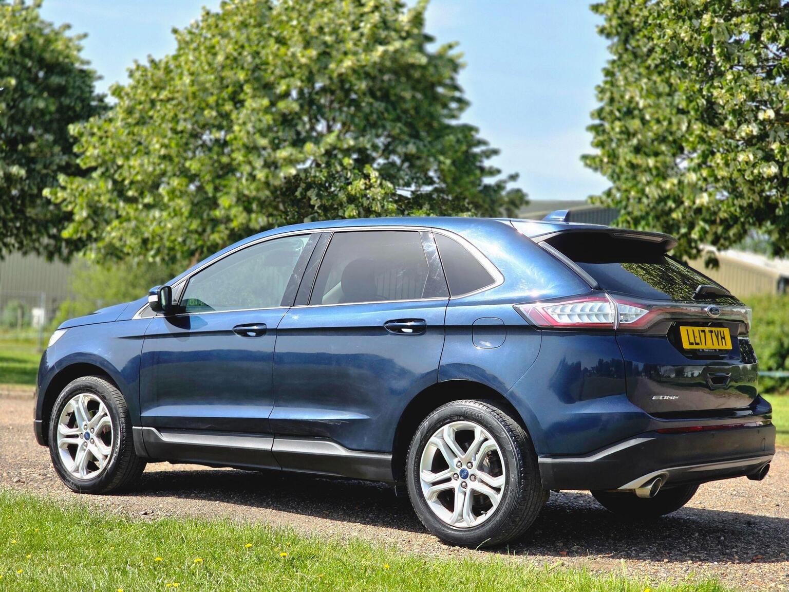 2017 Ford Edge image 12