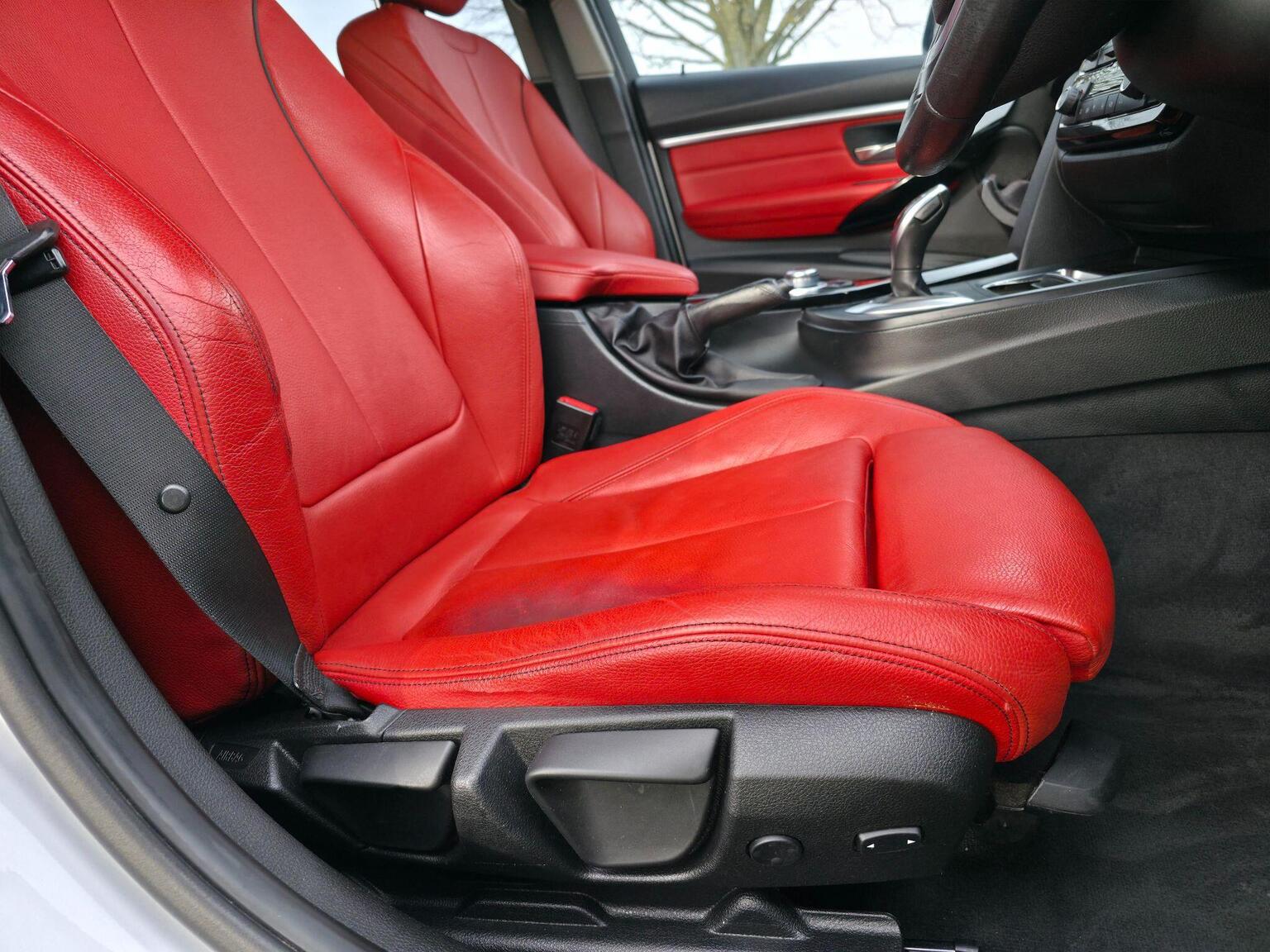 2017 BMW 3 Series image 30