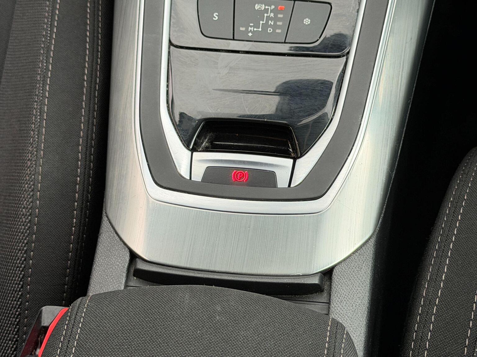 2017 Peugeot 308 image 38