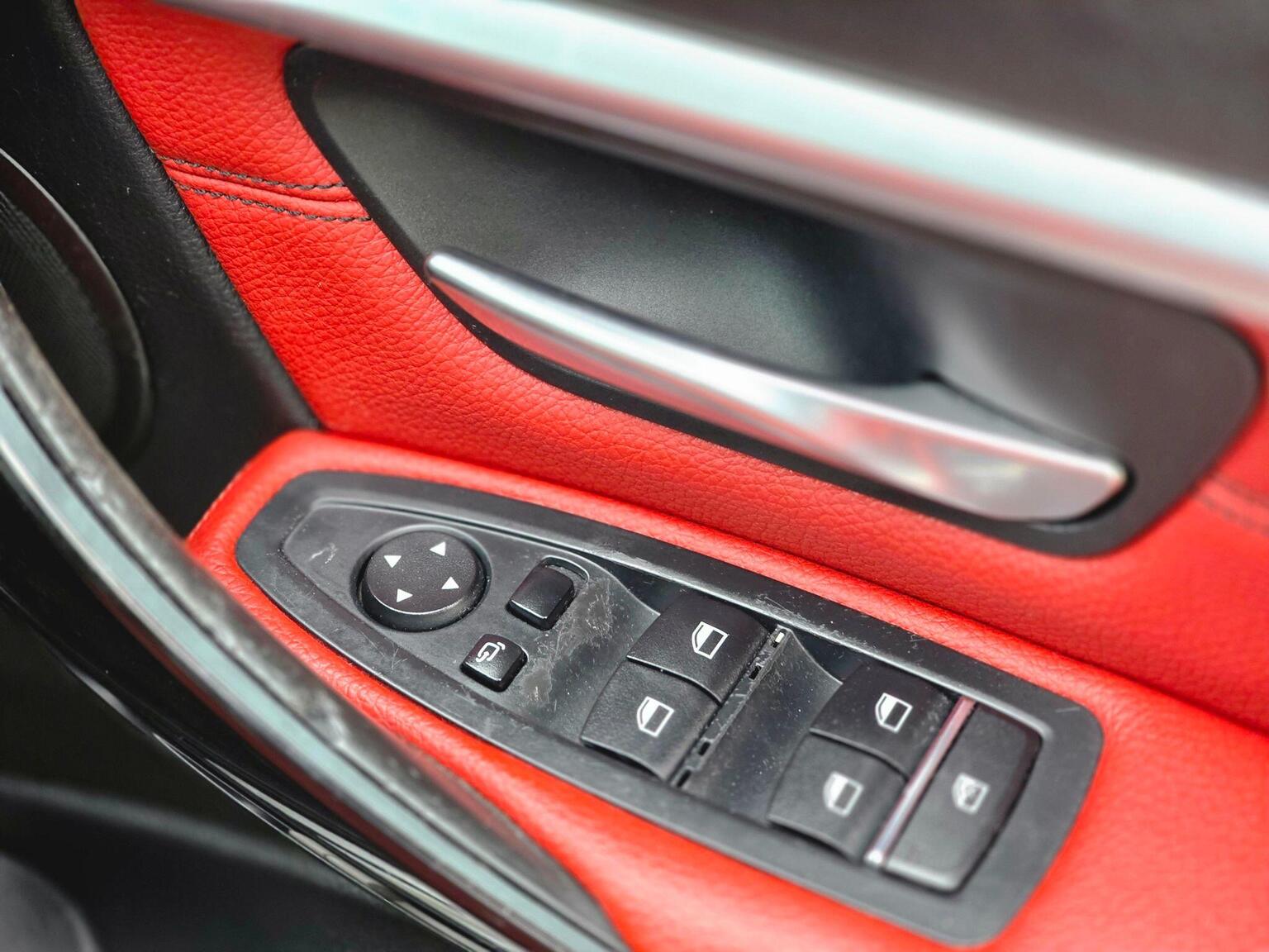 2017 BMW 3 Series image 37