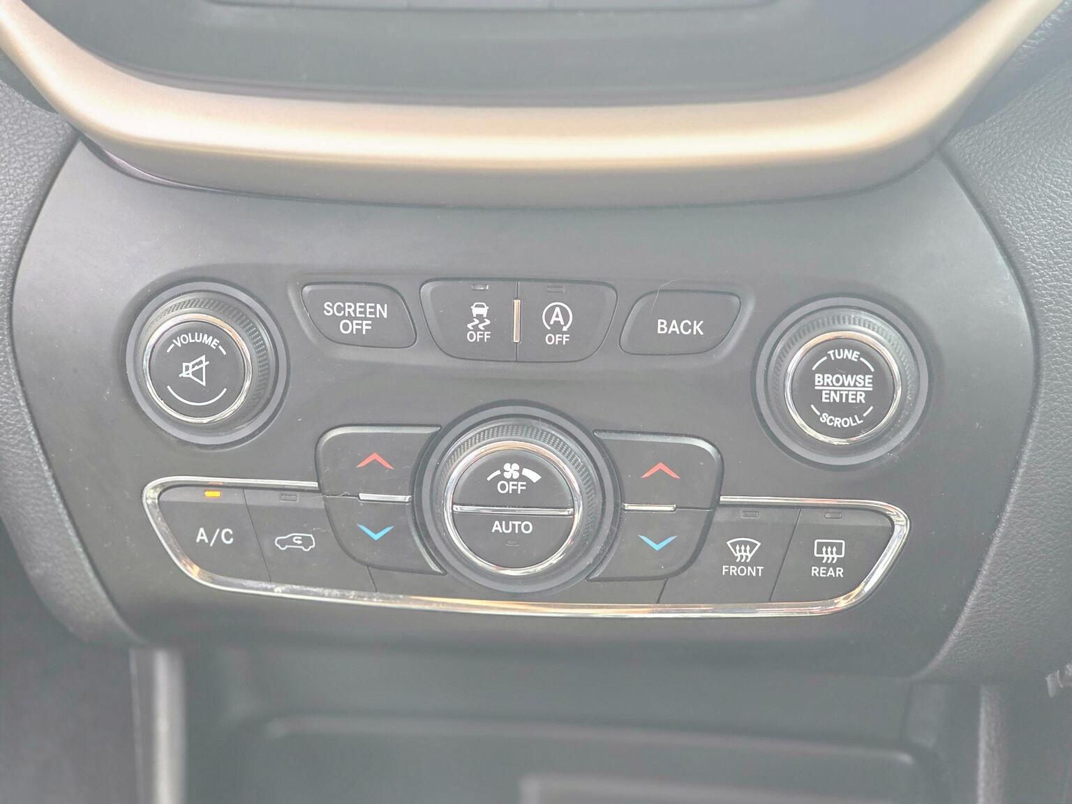 2016 Jeep Cherokee image 41