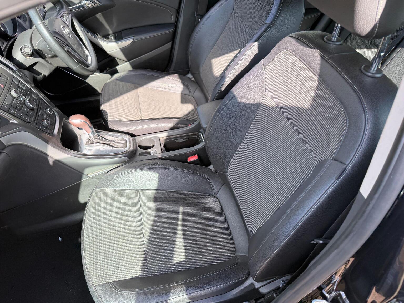 2011 Vauxhall Astra image 22