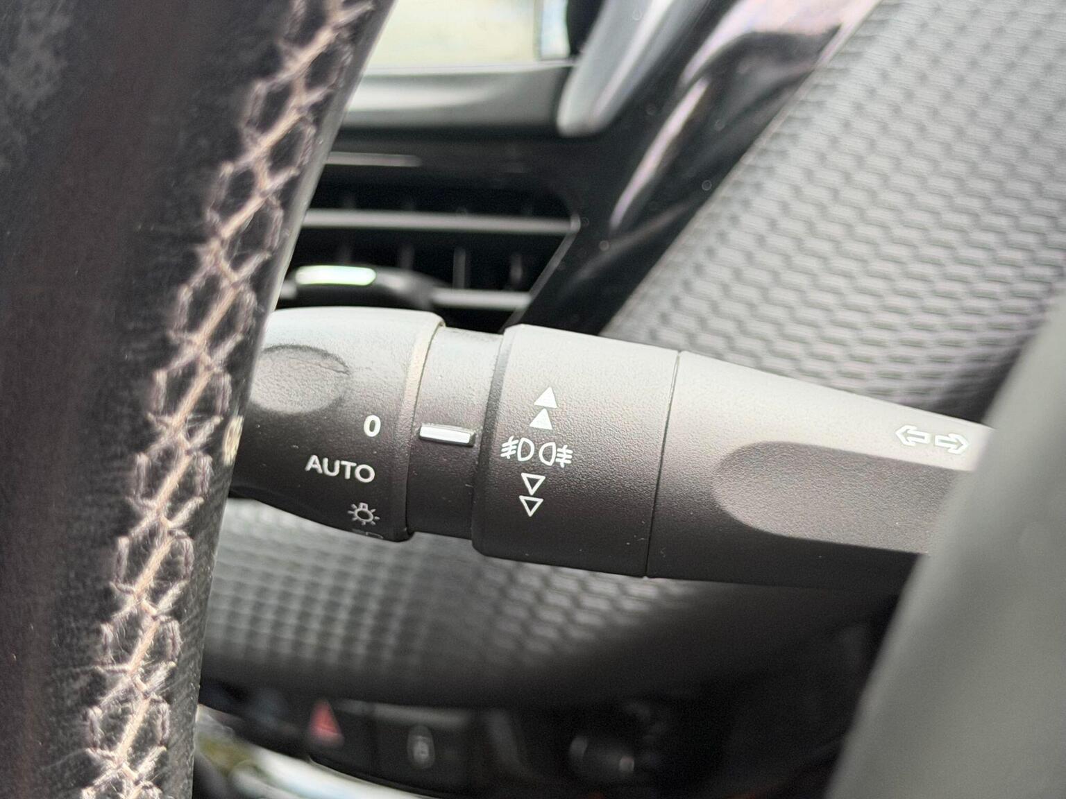 2018 Peugeot 2008 image 21