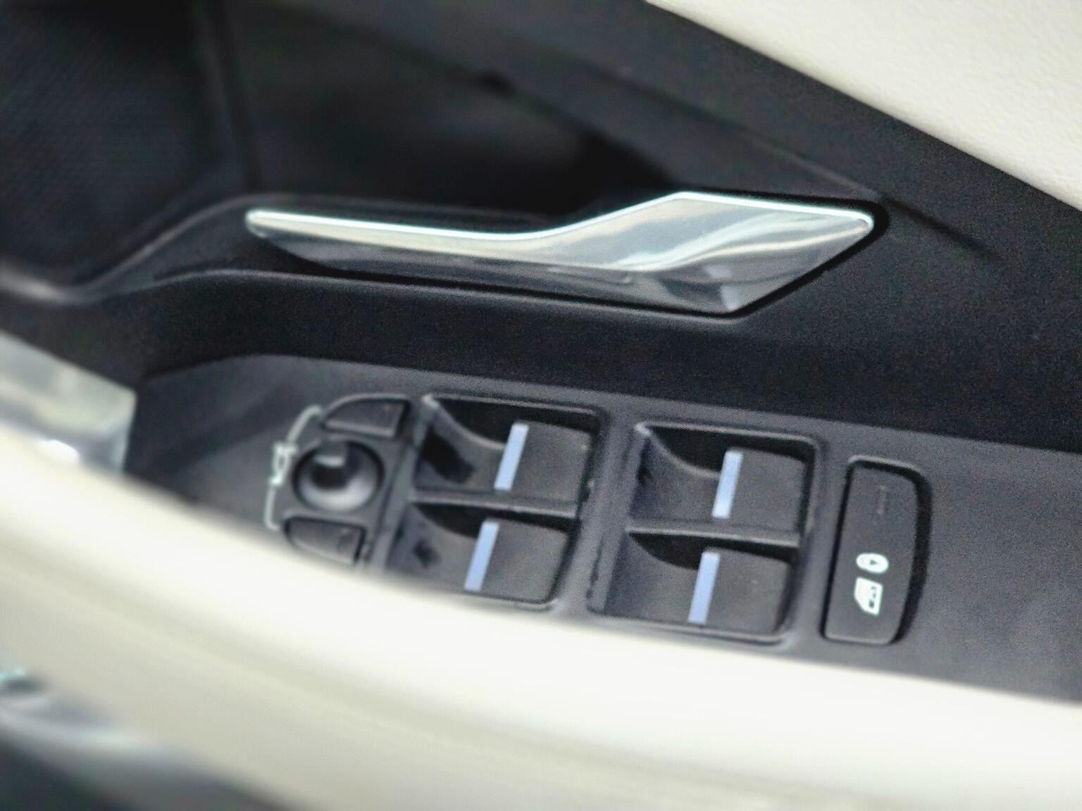 2018 Jaguar E-PACE image 39