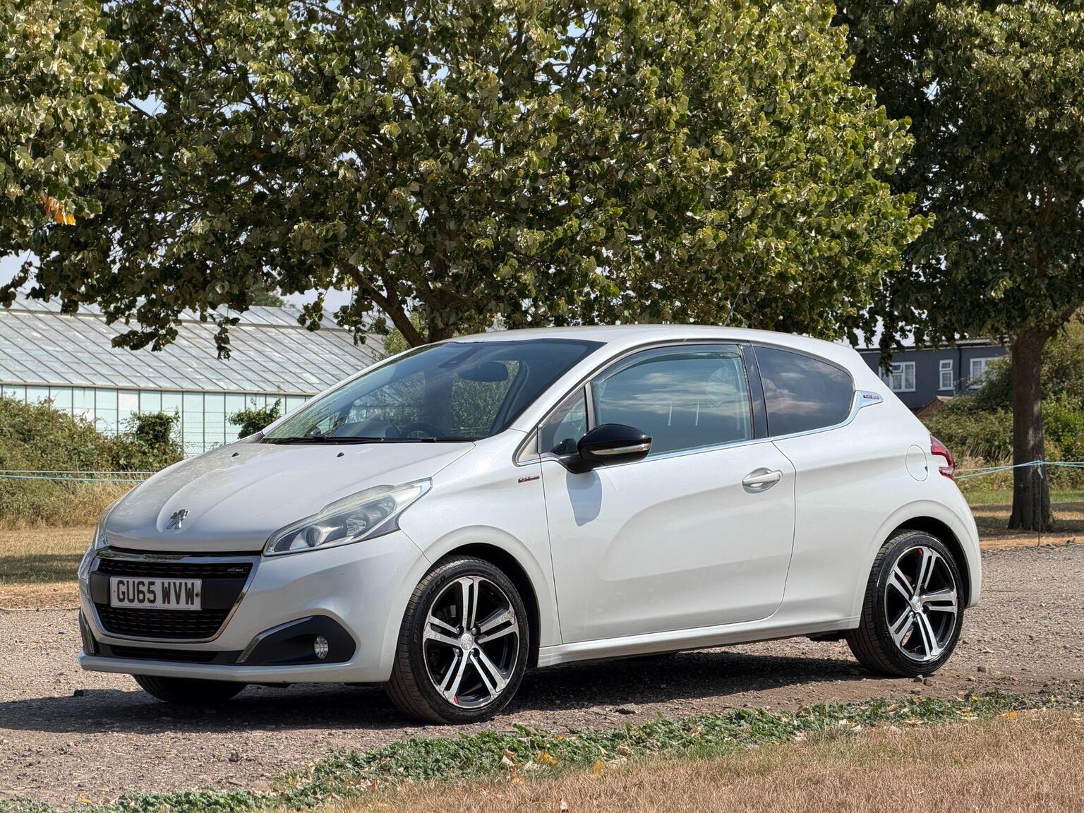 2015 Peugeot 208 image 18