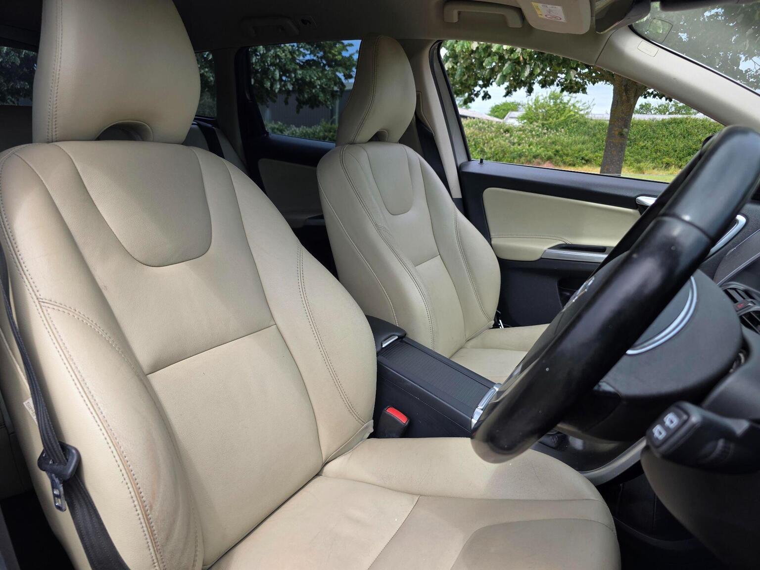 2015 Volvo XC60 image 27