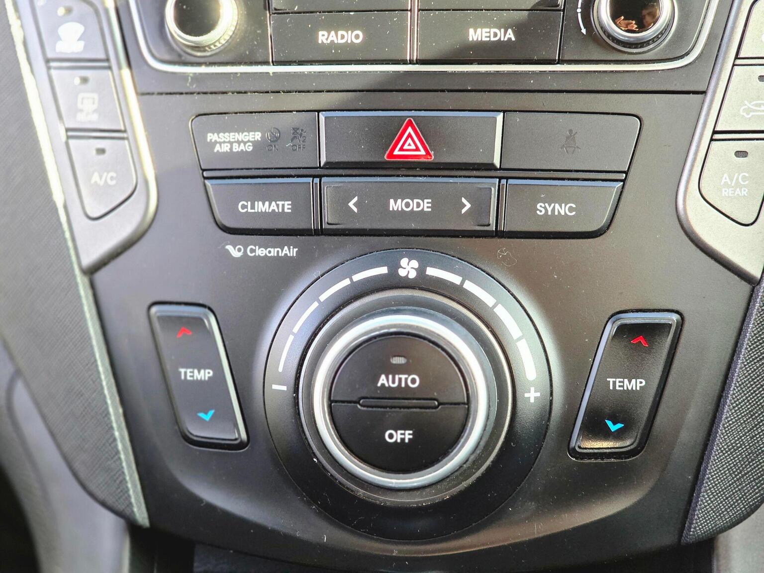 2017 Hyundai Santa Fe image 30