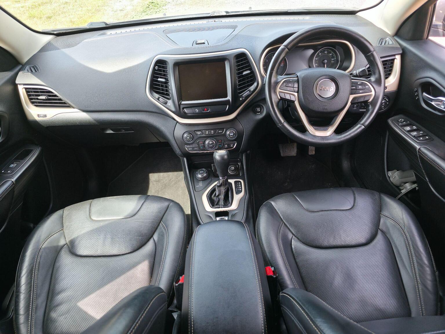 2016 Jeep Cherokee image 32