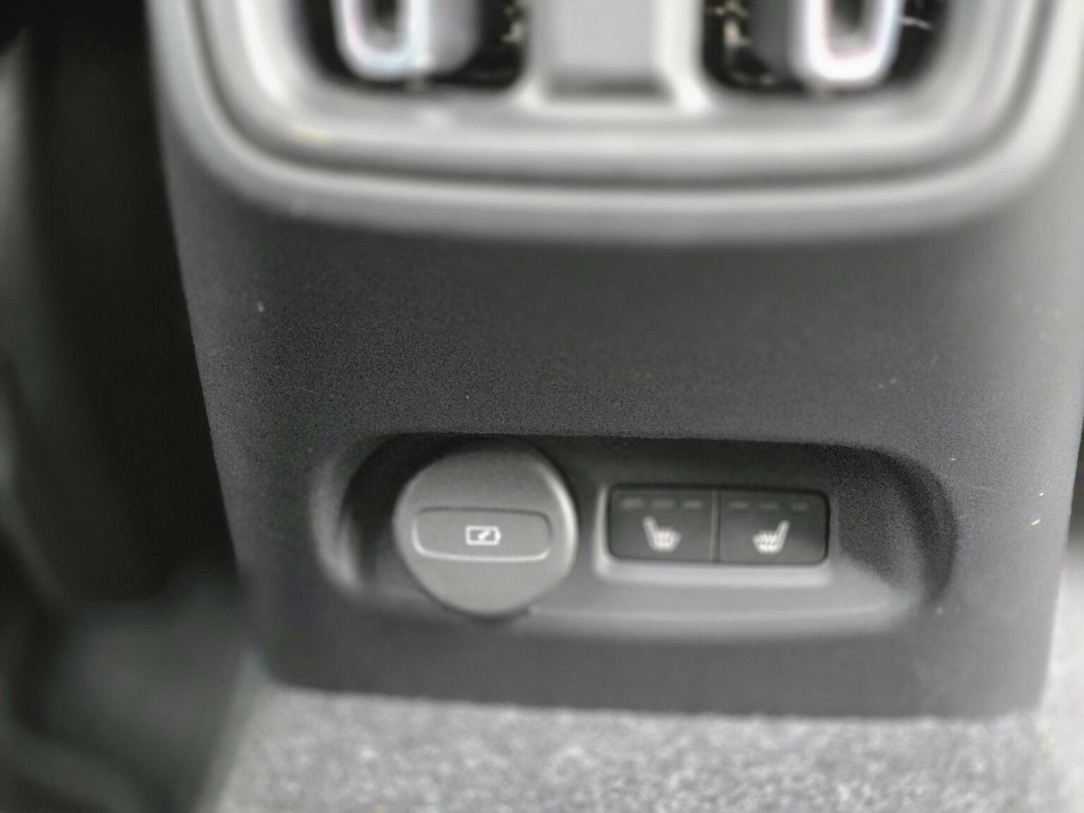 2024 Volvo EX40 image 28