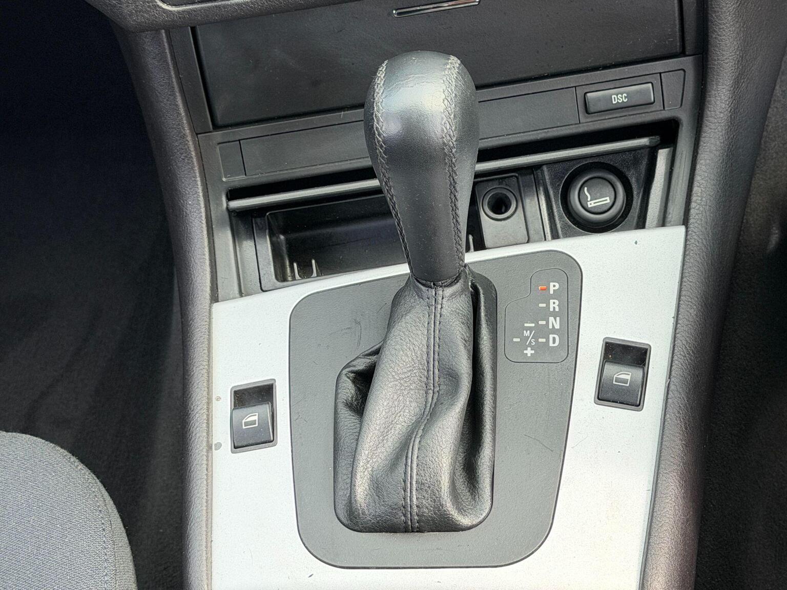 2004 BMW 3 Series image 23