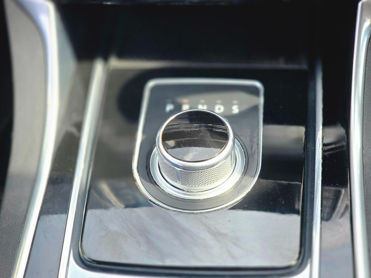 2016 Jaguar XE image 39