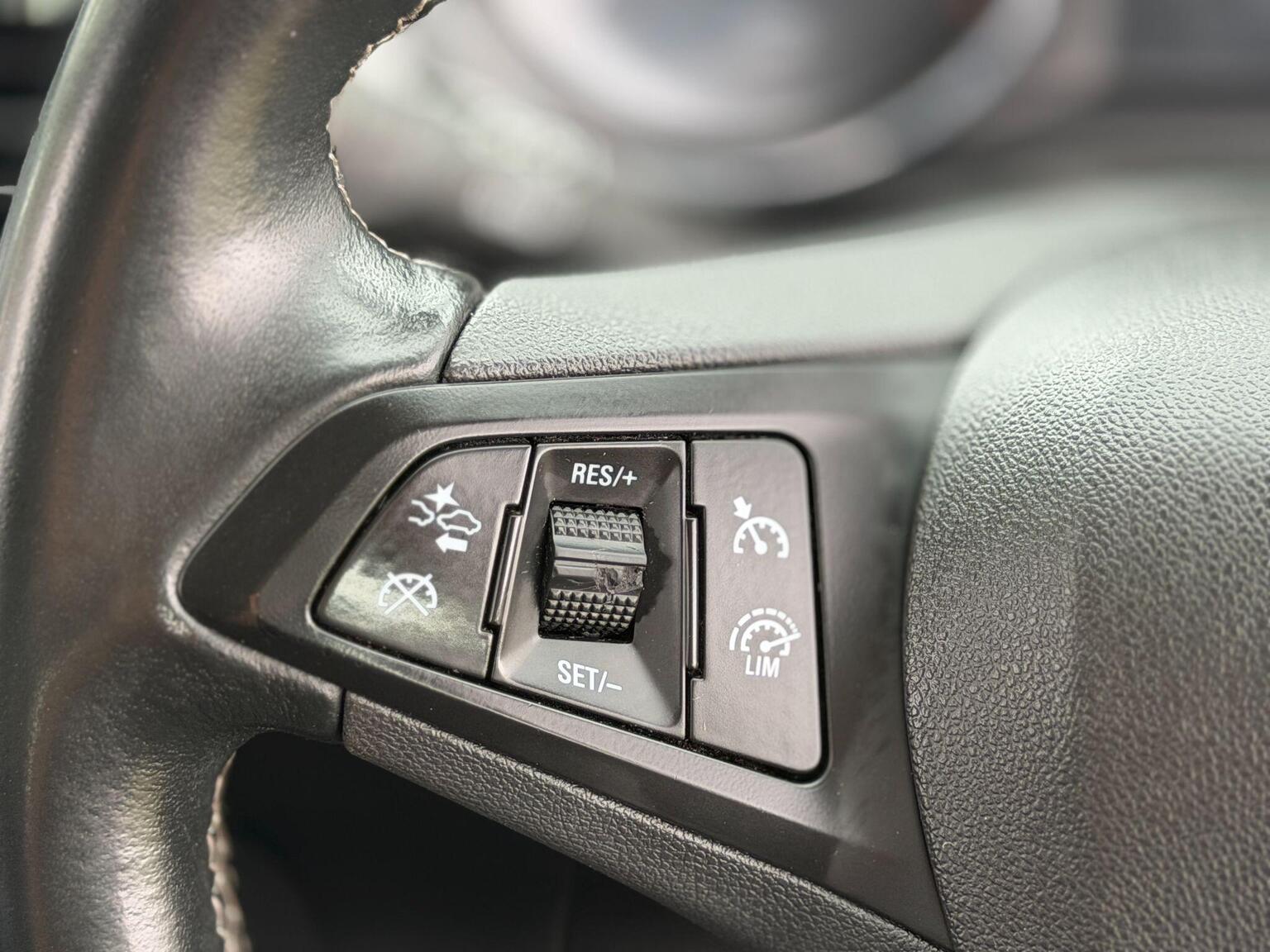 2020 Vauxhall Astra image 35