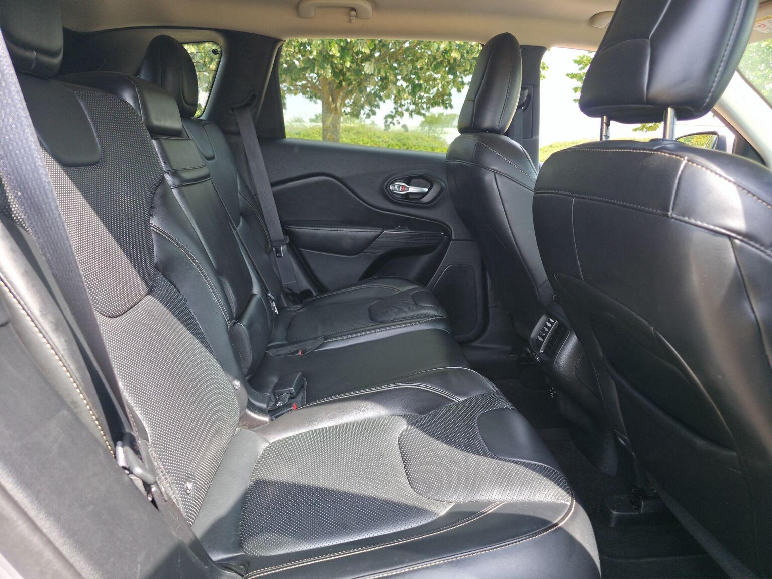 2016 Jeep Cherokee image 24